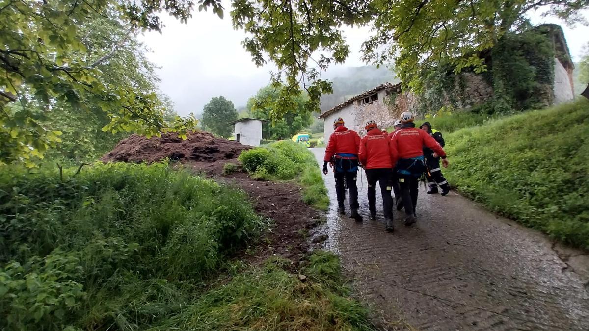 Los Bomberos de Gipuzkoa trasladando a la mujer