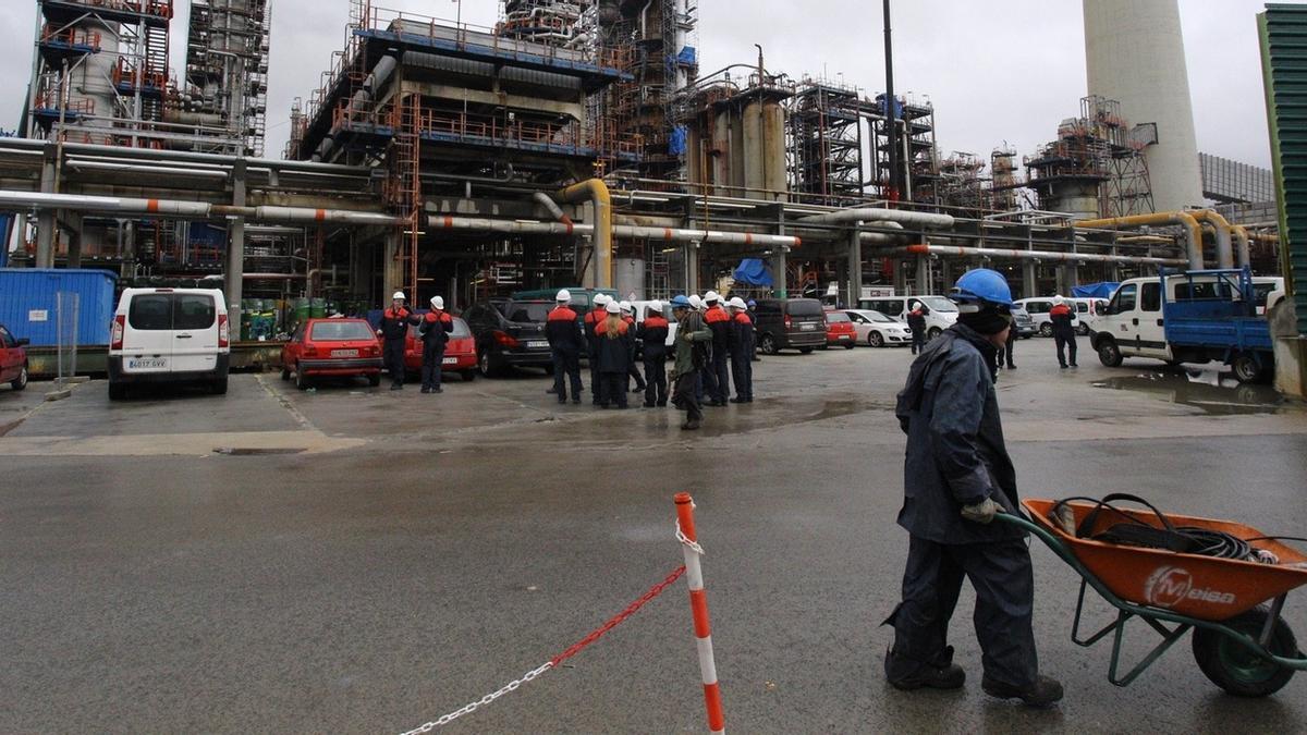 Trabajadores en la refinería de Muskiz.