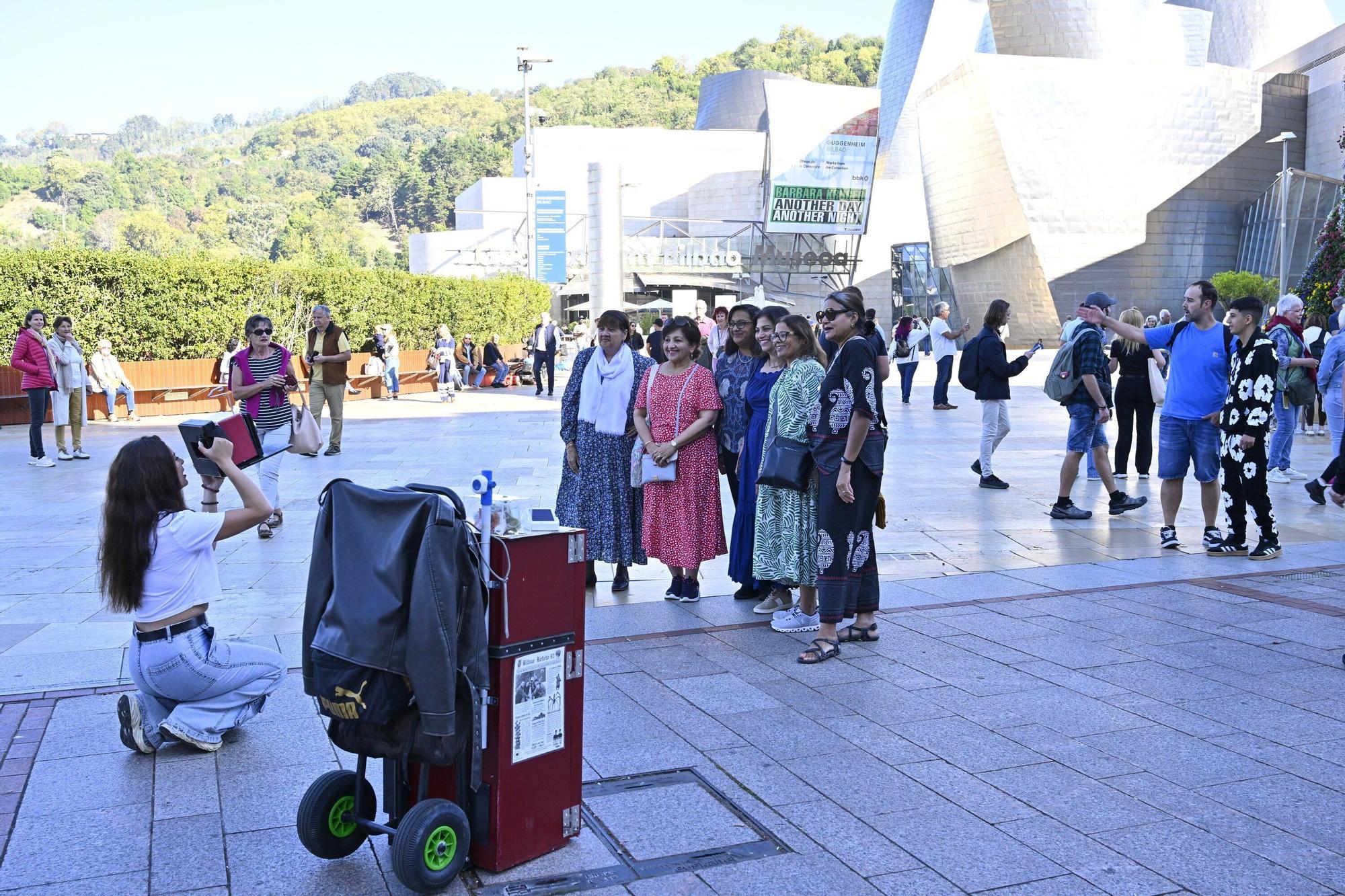 El Museo Guggenheim acoge a miles de visitantes en su 28º cumpleaños