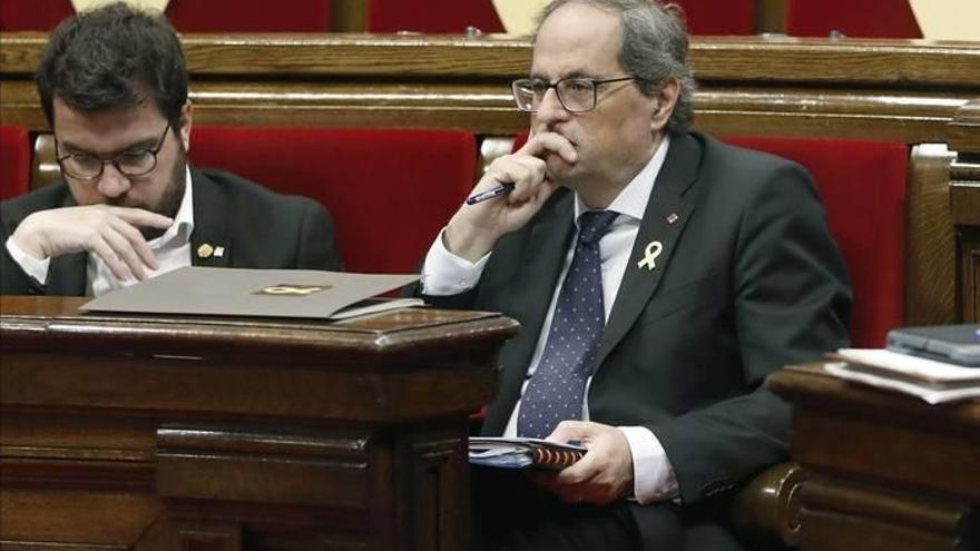 El presidente de la Generalitat, Quim Torra, acompañado por el vicepresidente, Pere Aragoné