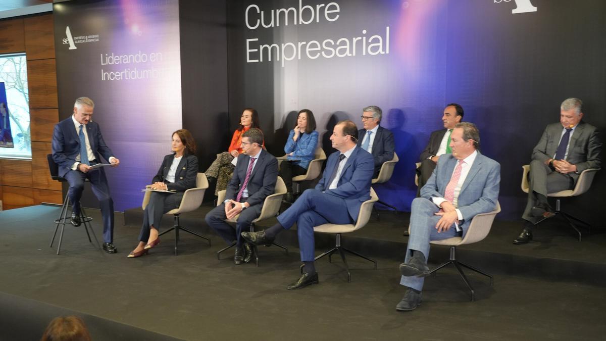 Representantes de Aernnova, CIC energiGUNE, Michelin, Iberdrola, Amurrio Ferrocarril, Aianox, DHL, Tubos Reunidos y La Rioja Alta compartieron charla y analizaron los principales retos que afrontan sus respectivos sectores.