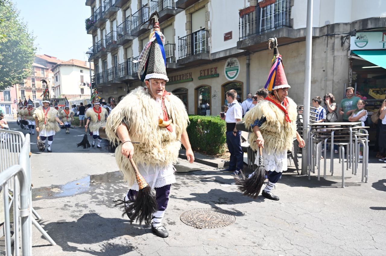 Gran ambiente en el desfile de la Euskal Jira de Irun