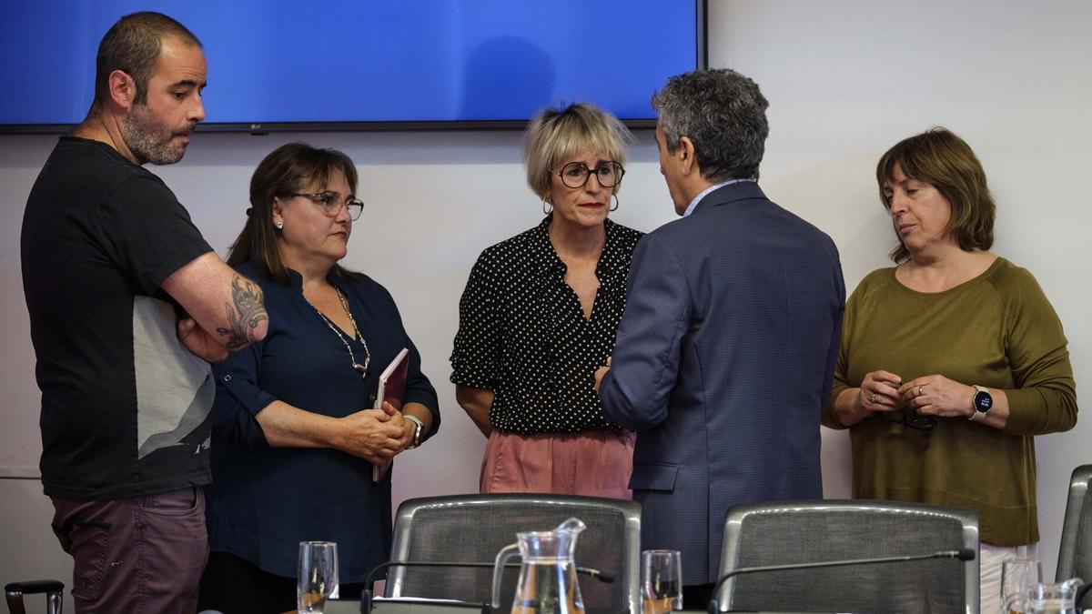 Imagen en la Comisión de Derechos Sociales sobre una representación de trabajadoras de centros de atención a la discapacidad explique su situación. Imagen en la Comisión de Derechos Sociales sobre una representación de trabajadoras de centros de atención a la discapacidad explique su situación.