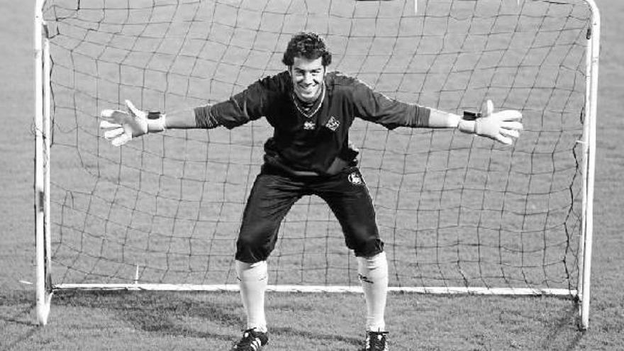 Igor Etxebarrieta posa sobre el césped de Urritxe antes del entrenamiento realizado en la tarde de ayer.