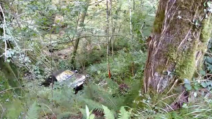 Muere un vecino de Santesteban atropellado al caer un turismo por un barranco en Zubieta