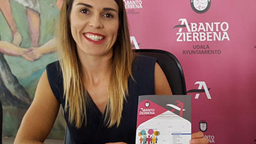 Argiñe de La Cruz con el tríptico buzoneado.