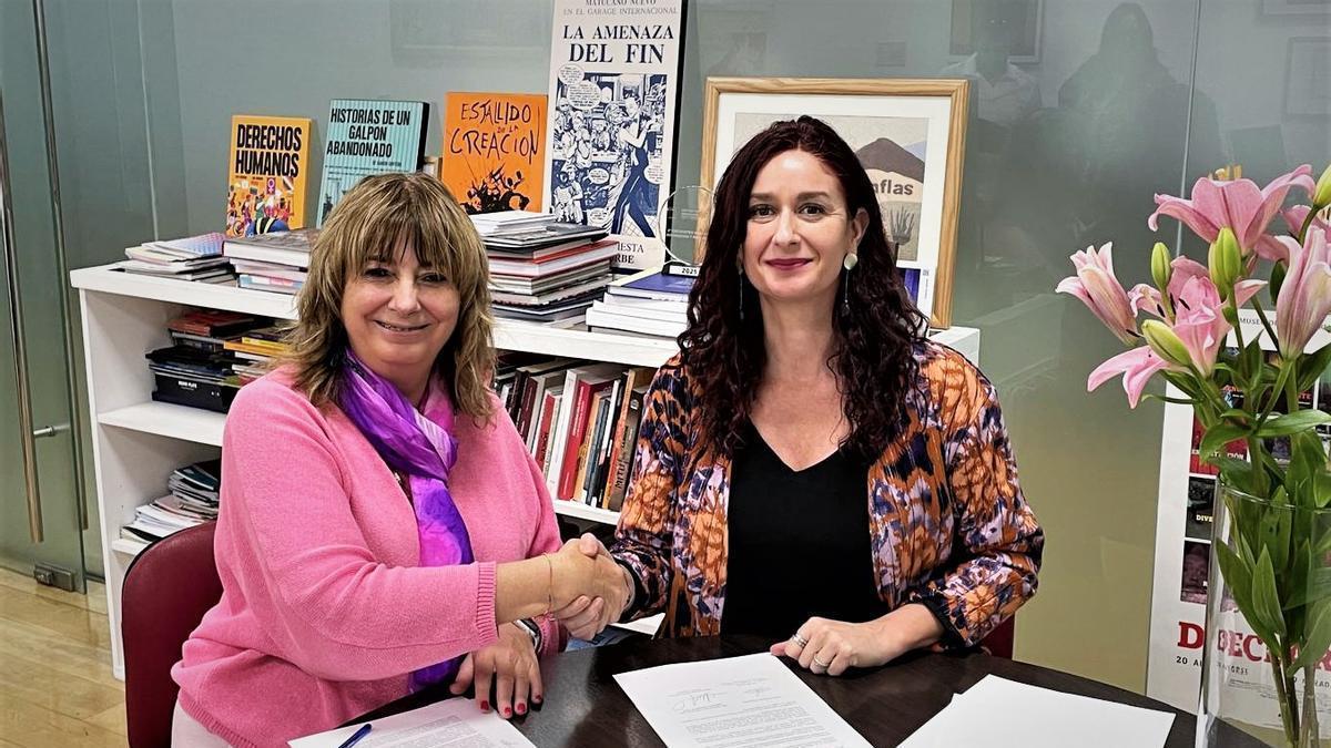 La vicepresidenta y consejera Ana Ollo y la directora del Museo chileno, María Fernanda García Iribarren