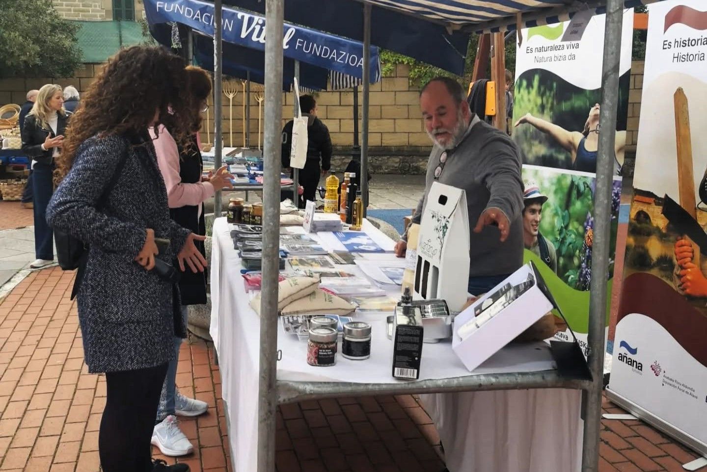 Stand de productos de Añana en la feria de la patata de Espejo