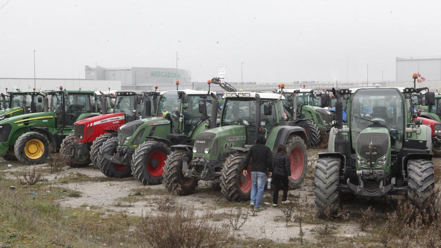 Decenas de tractoristas complican el tráfico en el polígono de Jundiz