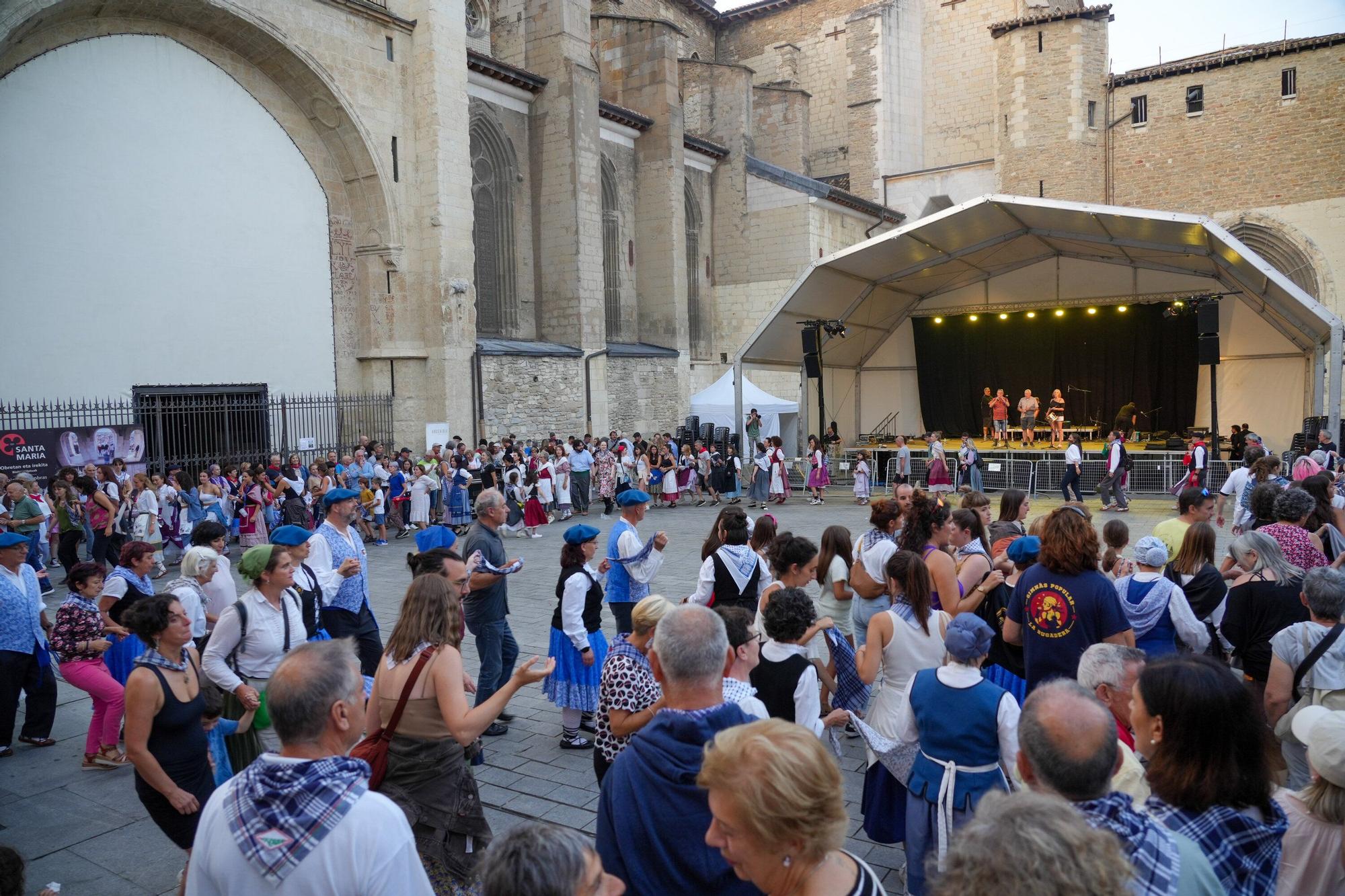 En imágenes: Larrain Dantza y Txulalai en la plaza de Santa María