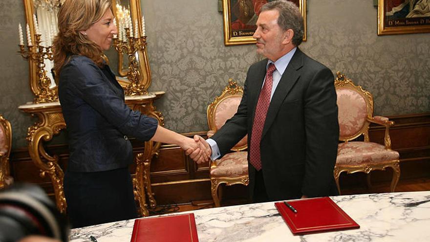 Laura Alba, consejera de Obras Públicas, y Antonio González, presidente de ADIF.
