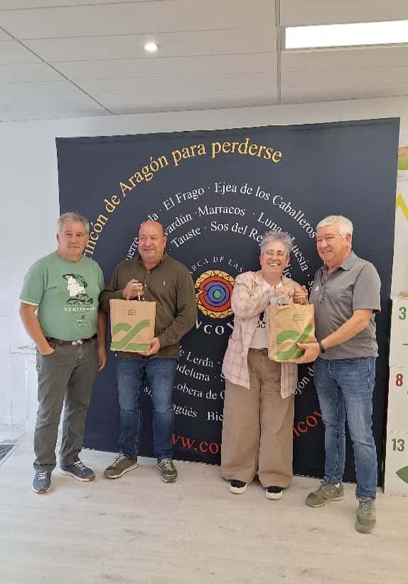 Gorbeia entregando folletos y productos agroalimentarios a Cinco Villas