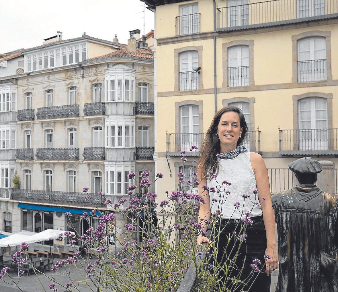 Nerea, vitoriana residente en Holanda que vuelve para celebrar la Virgen Blanca.