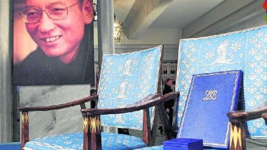 Imagen de la silla vacía del activista chino Liu Xiaobo durante la entrega de los Nobel.