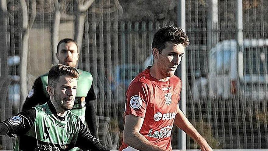 Ibiricu intenta robar el balón a Orta, del Beti Kozkor. Foto: Iban Aguinaga