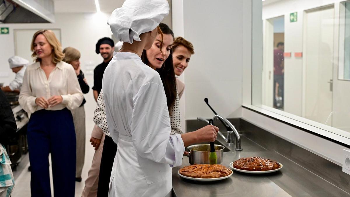 Alumnado de grado básico de cocina de primer y segundo curso, con la reina.