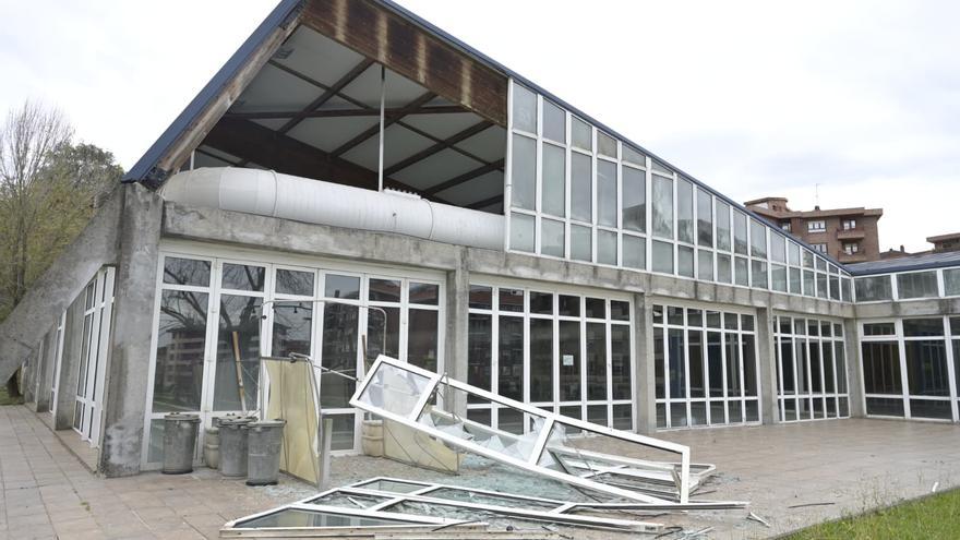 El viento se hace notar en Bizkaia: fachada caída, vuelos desviados...
