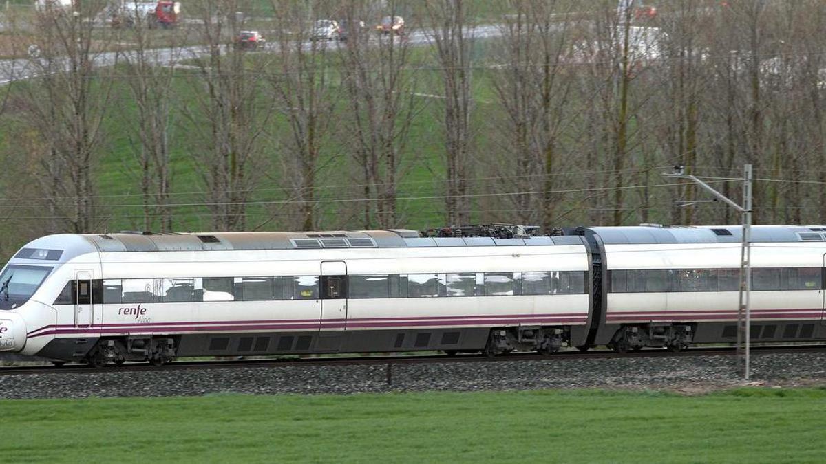 Un tren de Renfe, a su paso por Campanas.