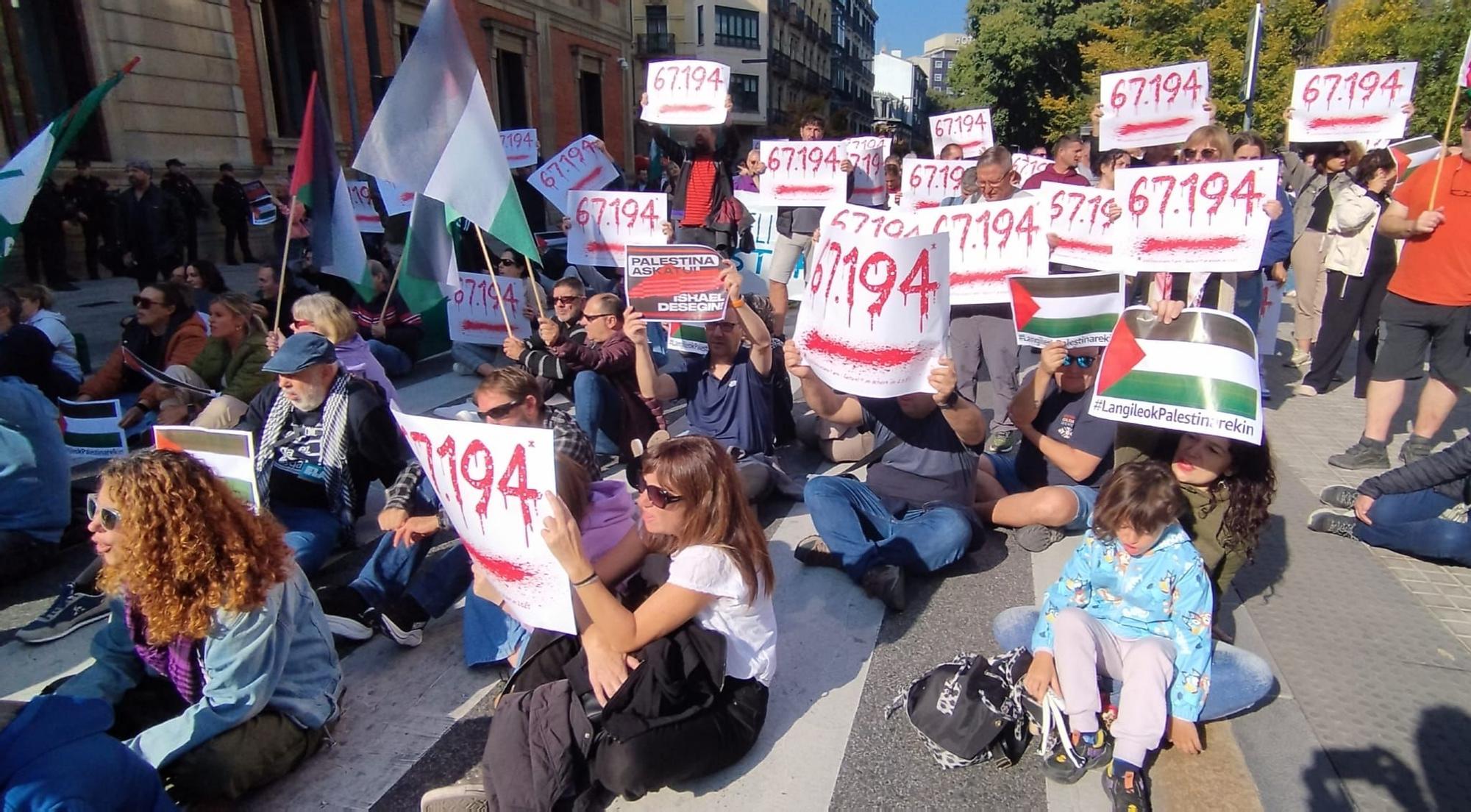 Concentración de ELA frente al Parlamento de Navarra en solidaridad con Palestina