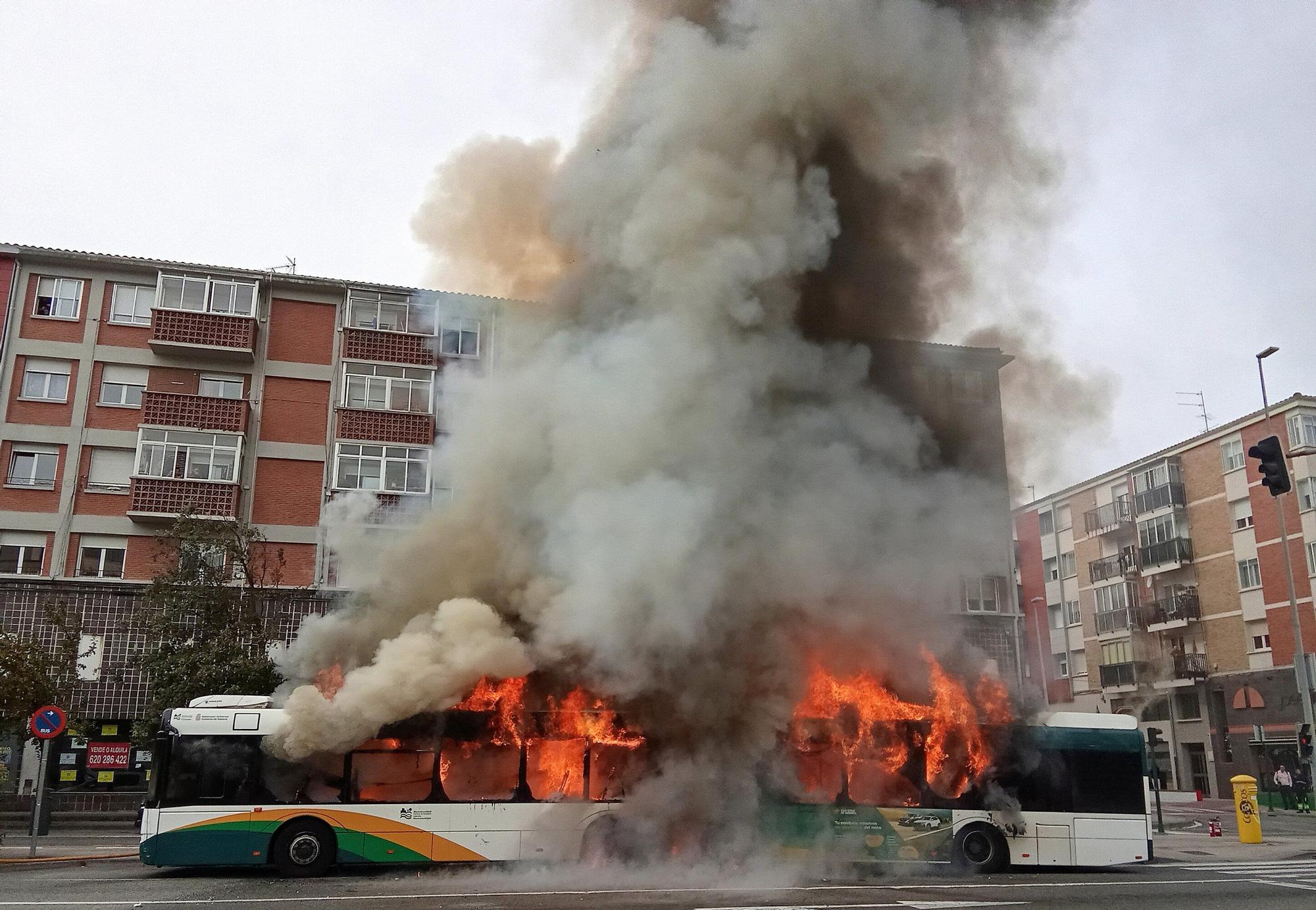 Fotos de la villavesa ardiendo en Berriozar