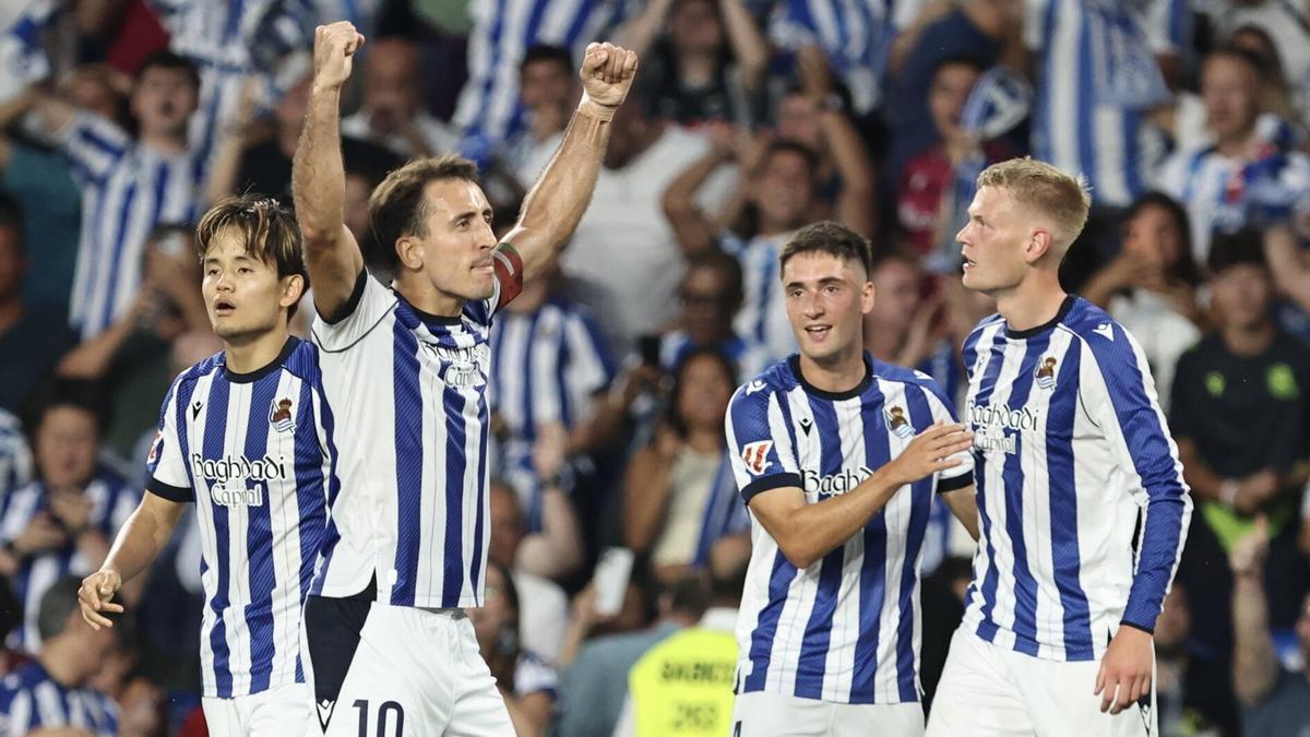 Kubo, Oyarzabal y Gorrotxategi, durante la celebración del gol de Orri Óskarsson.