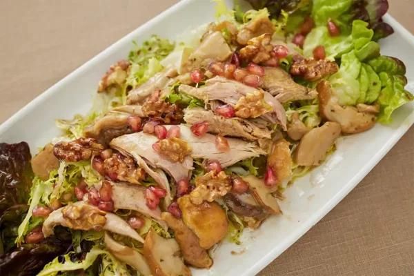 Ensalada templada de perdiz escabechada.