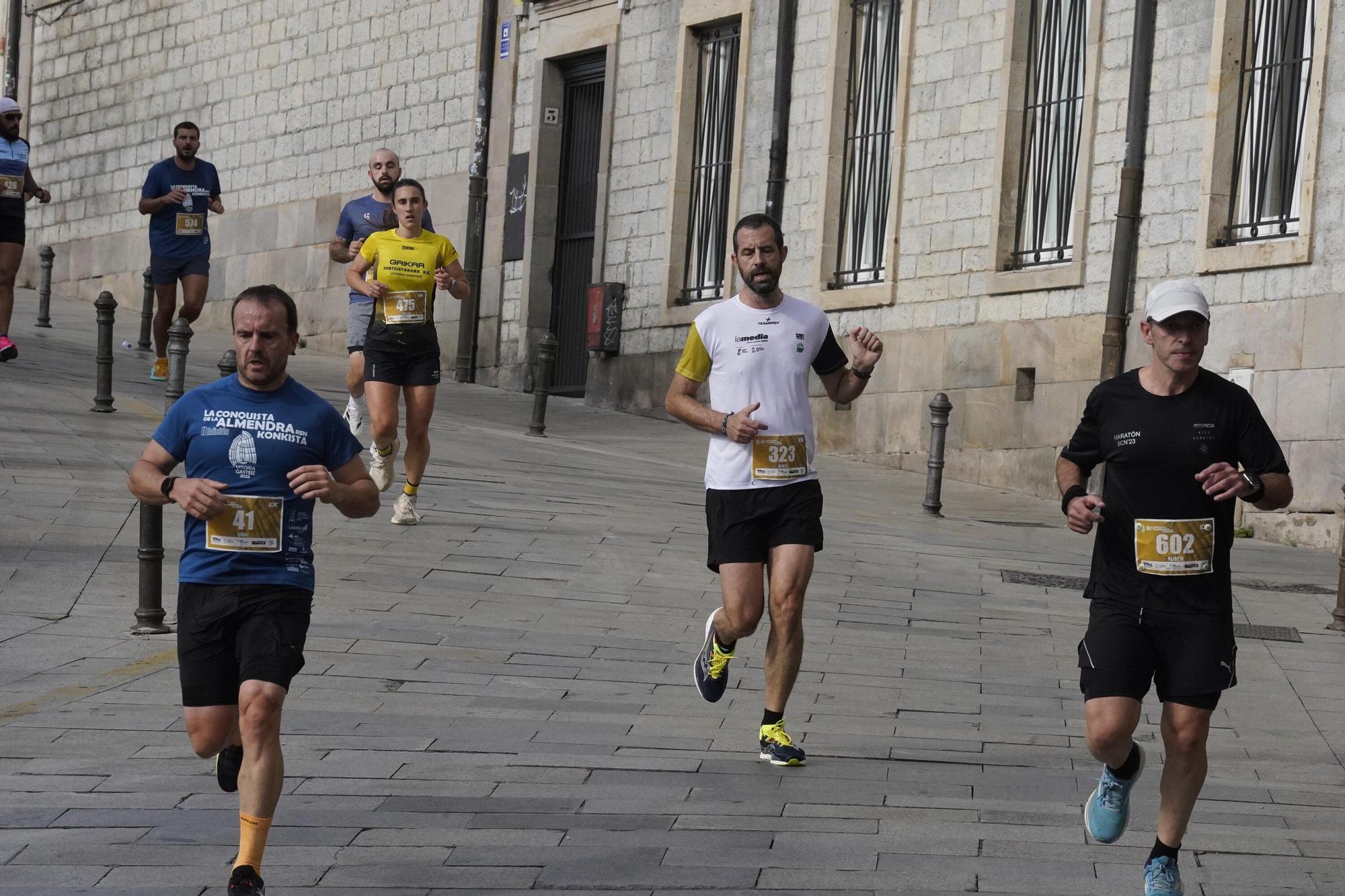 En imágenes: Miles de personas conquistan la Almendra de Gasteiz