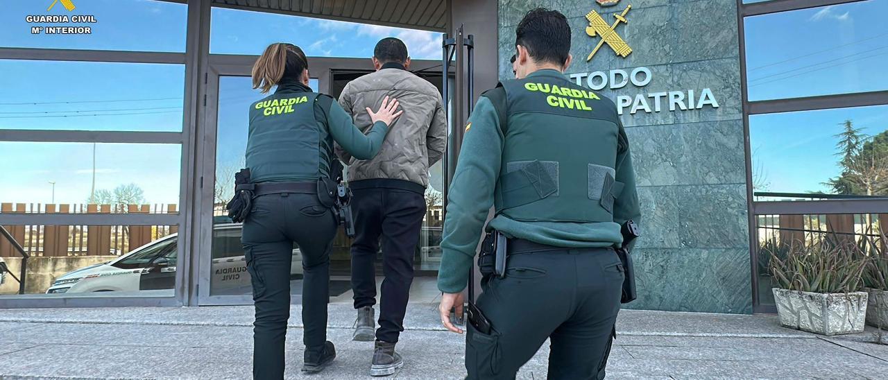 Fotos del operativo que ha liberado a seis personas en condiciones de explotación laboral en Calahorra