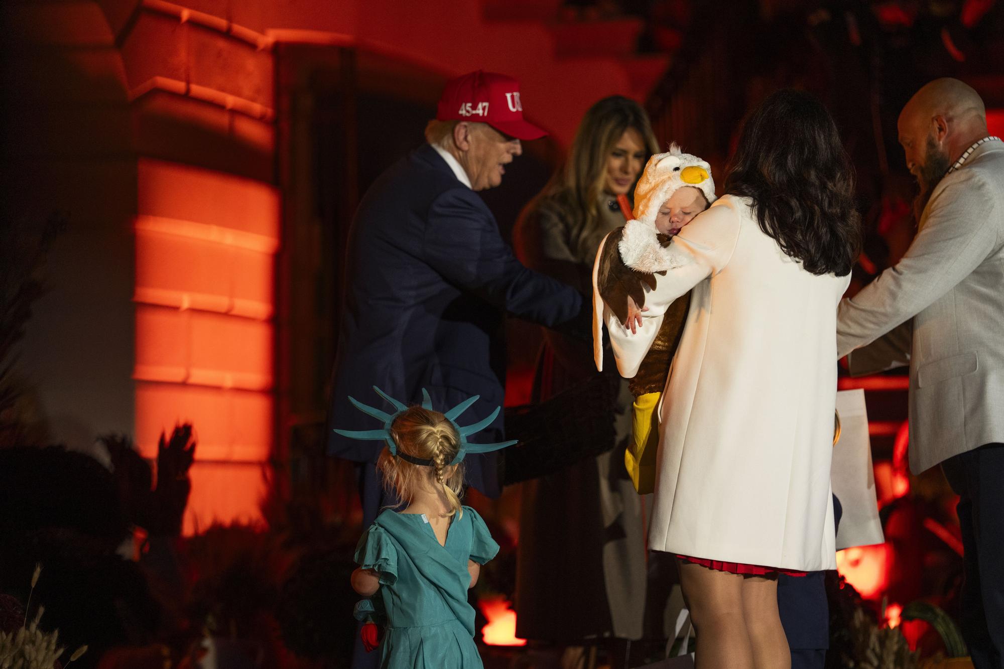 Melania y Trump se rinden ante Halloween: dulces, niños y calabazas en la Casa Blanca