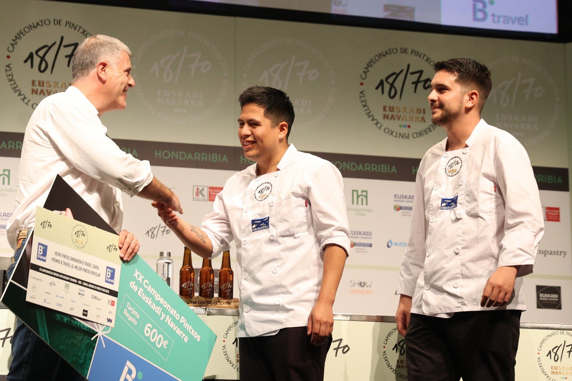 Cristoffer Rosales y Sergio Daimiel, de La Perla de Donostia, recibiendo el premio del jurado popular al mejor pintxo