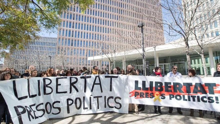 Abogados se concentran en juzgados catalanes por la libertad de los políticos presos