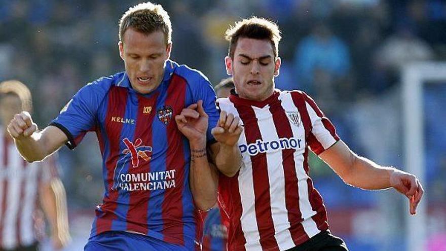 El defensa alemán del Levante Christian Lell, &quot;Chris&quot; (i), disputa el balón con el delantero del Athletic Club de Bilbao Ibai Gómez