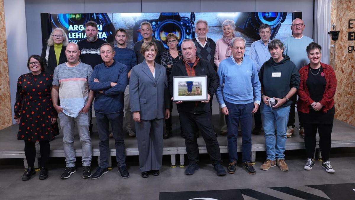 Irune Berasaluze, con los finalistas del concurso del calendario