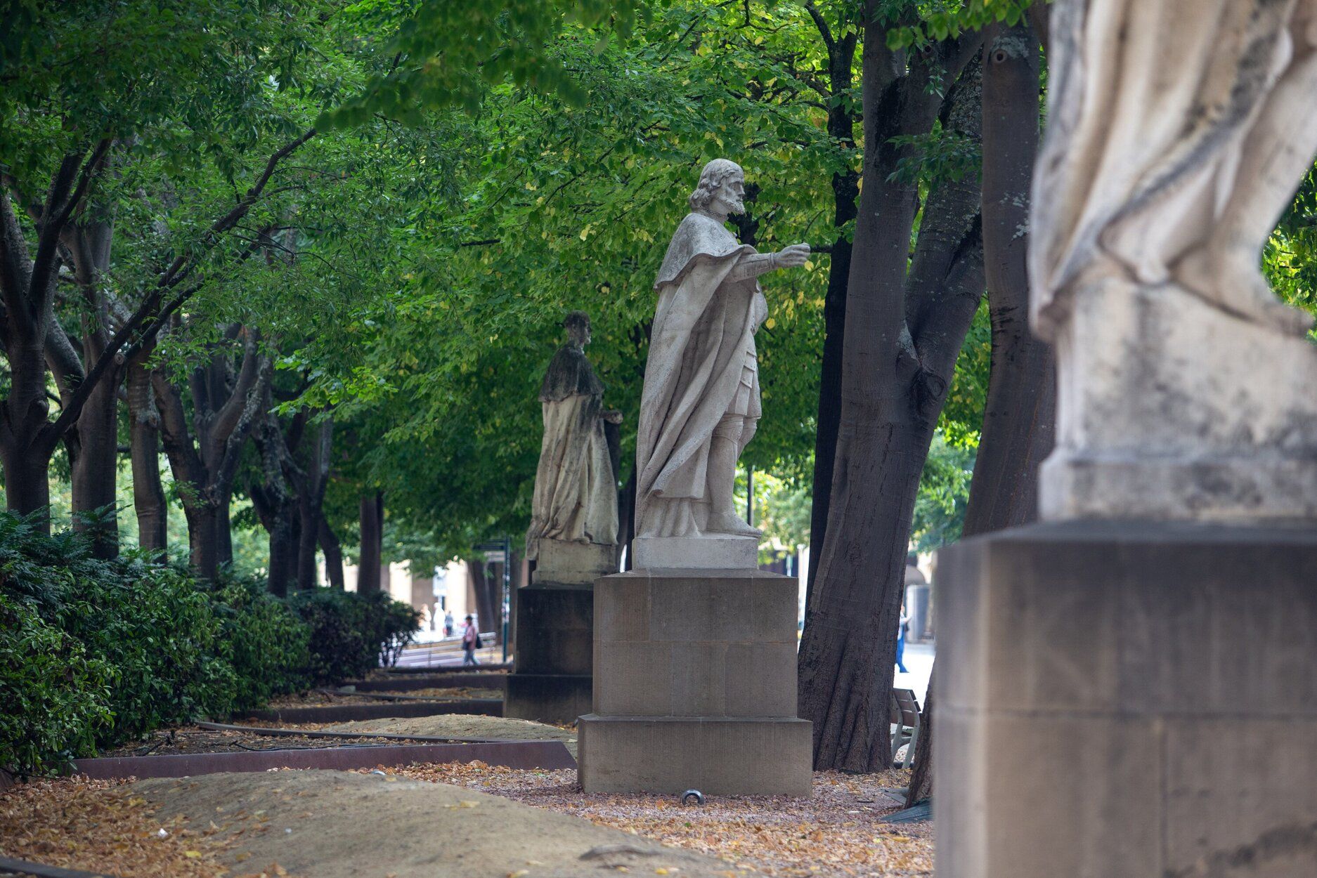 Fotos del inicio de los trabajos de marcaje para el traslado de las estatuas del Paseo de Sarasate
