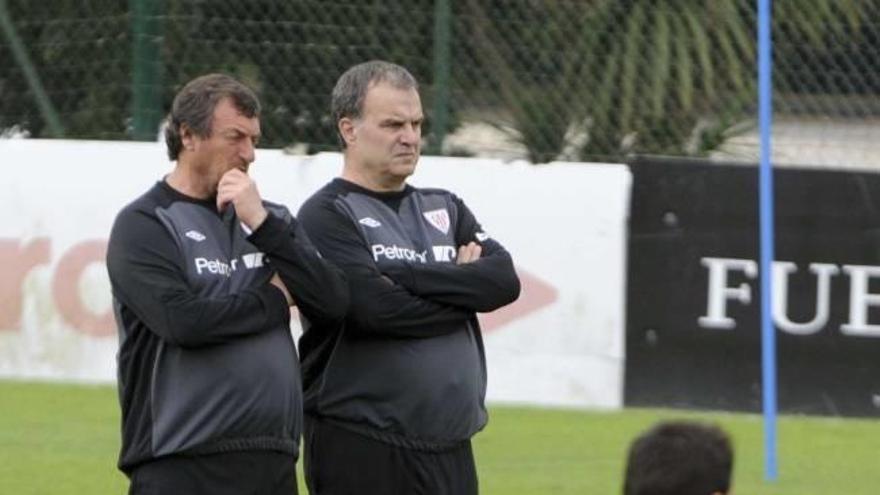Bielsa junto a Bonini en el entrenamiento de hoy lunes en Lezama