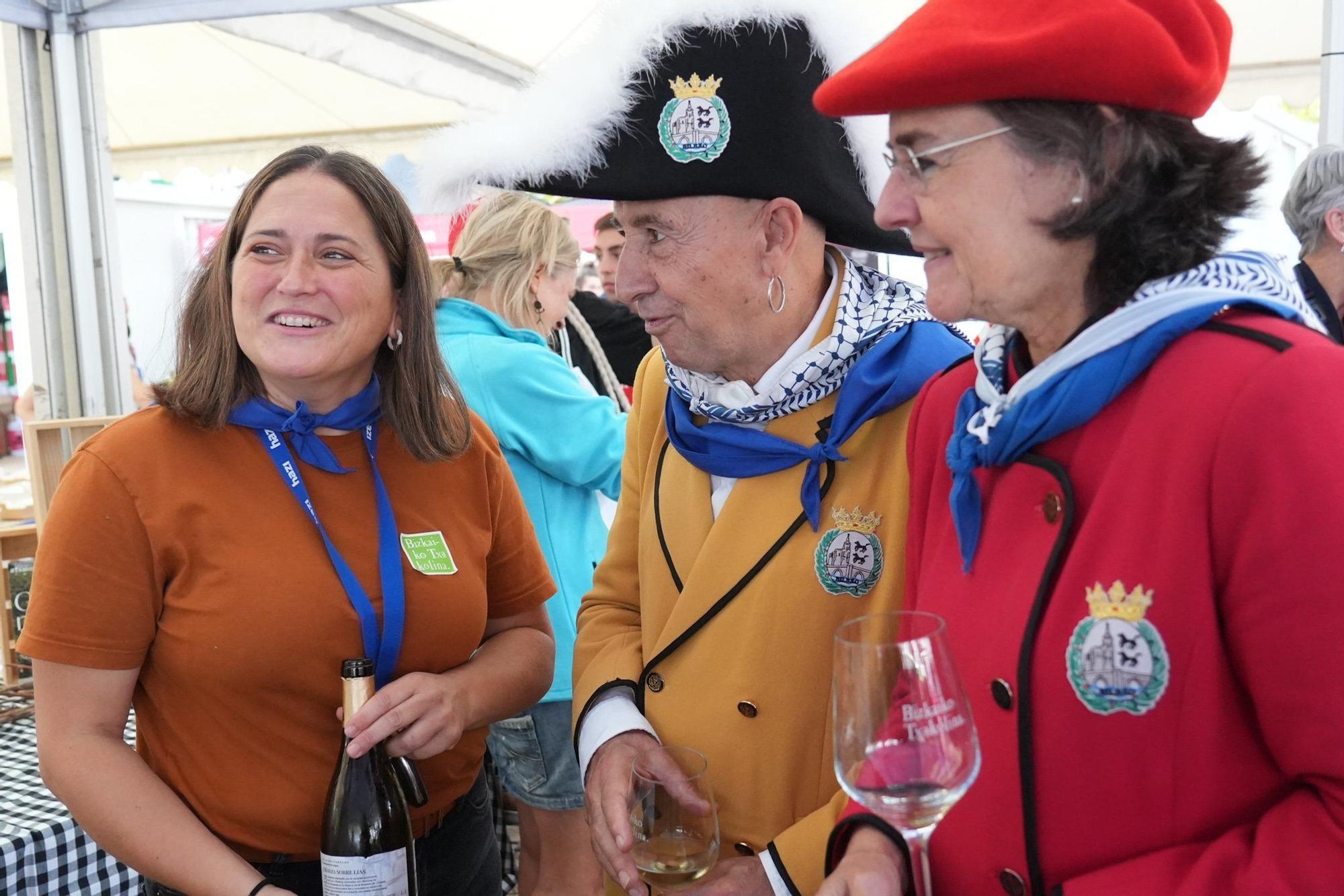Maider Zalduondo, de Bizkaiako Txakolina, junto al pregonero y la txupinera