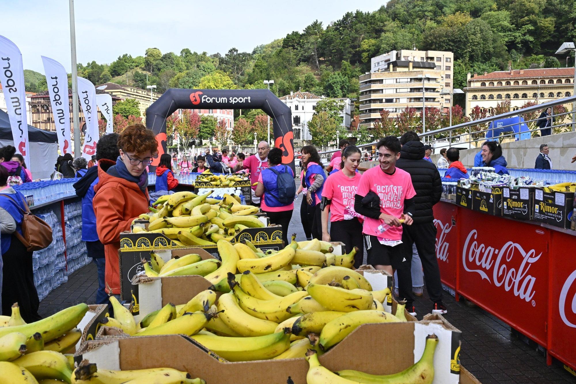 En imágenes: los paraguas tiñen la marea rosa de Bilbao