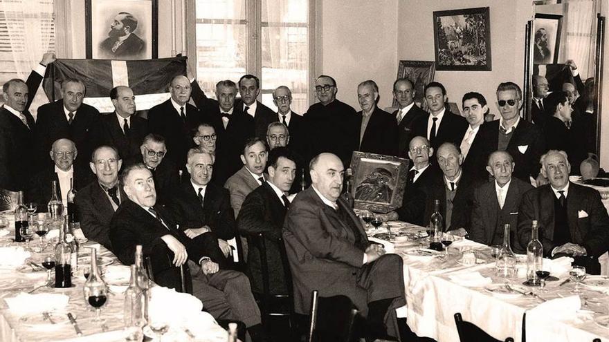 Reunión de Sabindiar Batza en el centenario del nacimiento de Sabino de Arana.