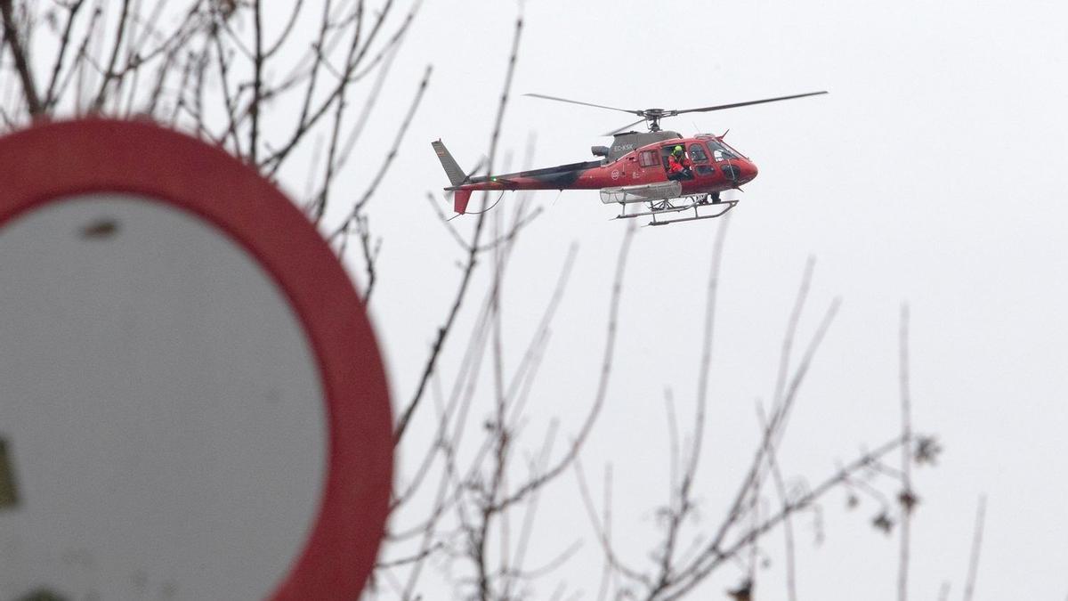 El helicóptero del Grupo de Rescate Acuático (GRA) sobrevolando la zona del río Arga