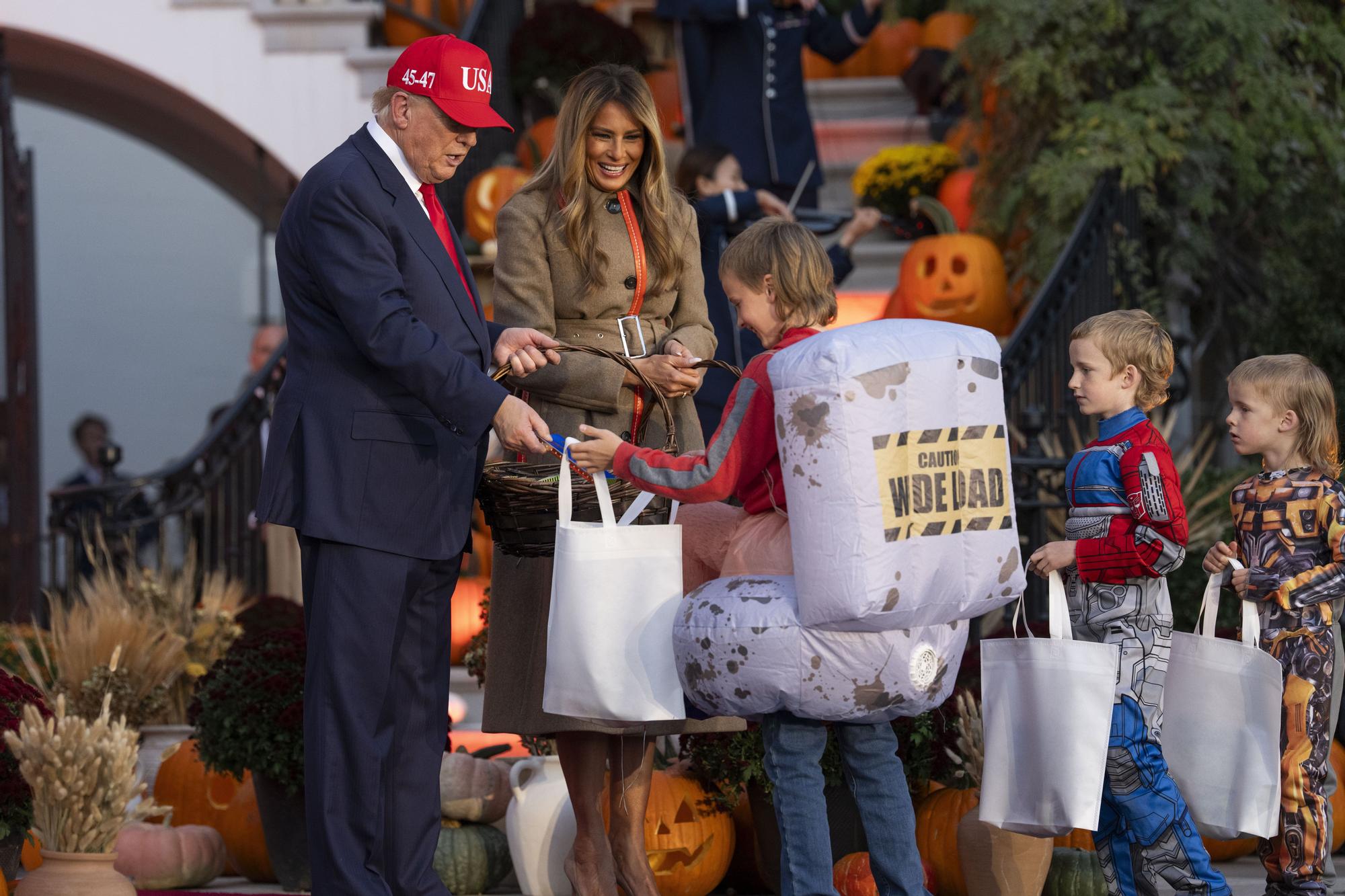 Melania y Trump se rinden ante Halloween: dulces, niños y calabazas en la Casa Blanca