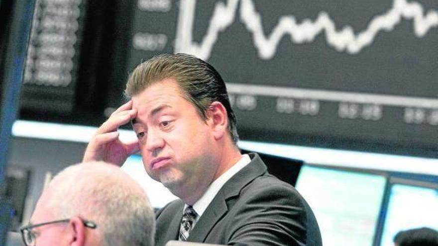 Un agente de Bolsa, preocupado en una sesión de la pasada semana.