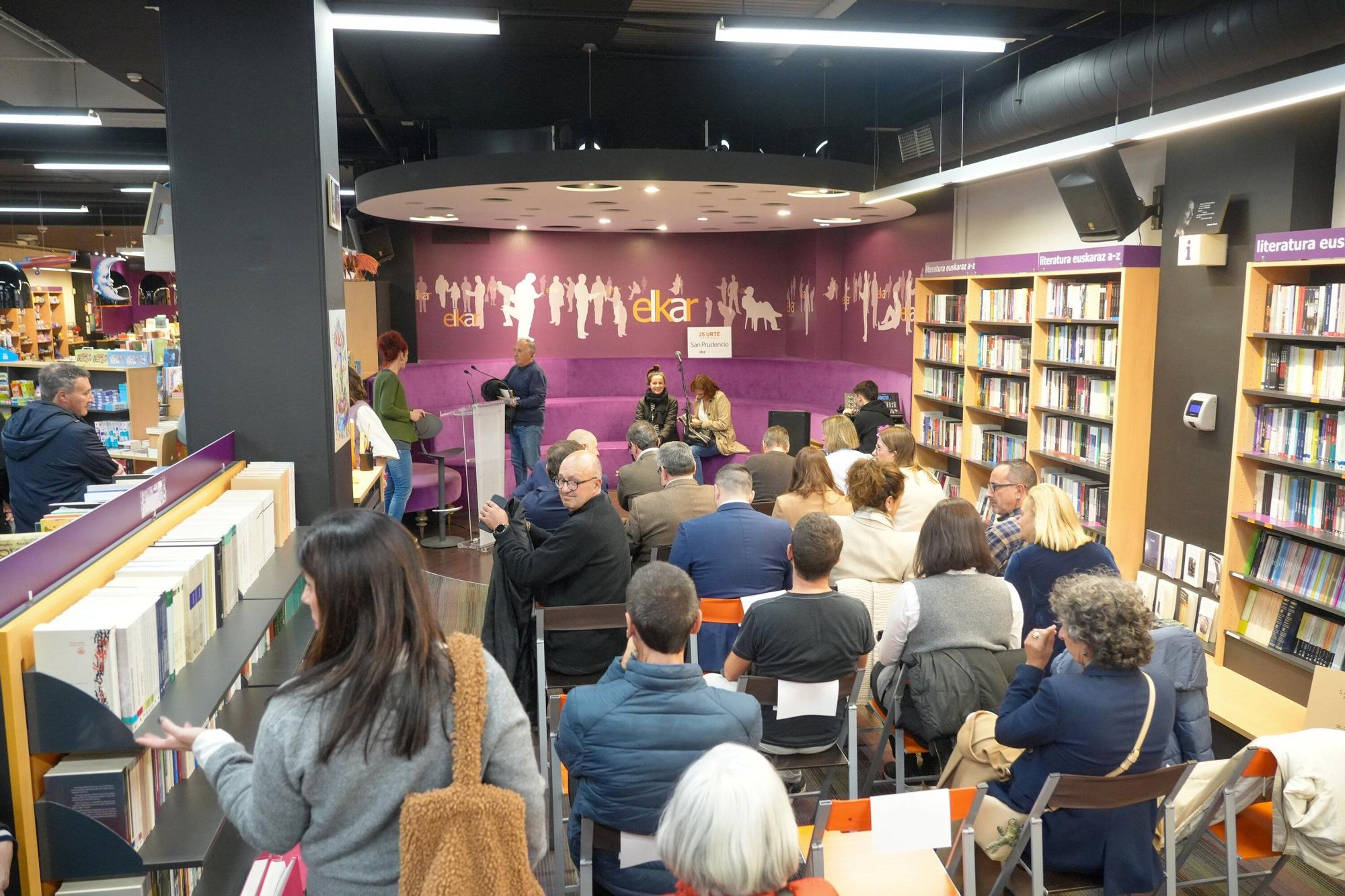 En imágenes: Elkar celebra 25 años en la calle San Prudencio