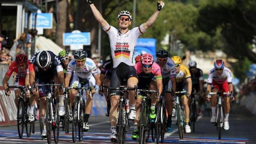 Greipel se impone al esprint y Contador se cae en la recta de meta