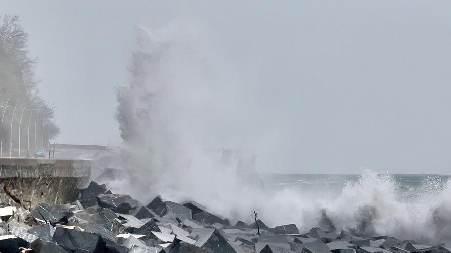 La borrasca ‘Ingrid’ obliga a cerrar hasta el cementerio en Donostia