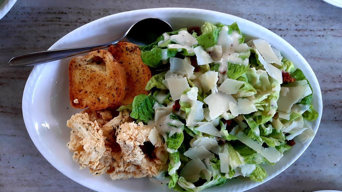 Realizar tres comidas equilibradas al día ayuda a mantener los niveles de energía y cuidar el metabolismo.