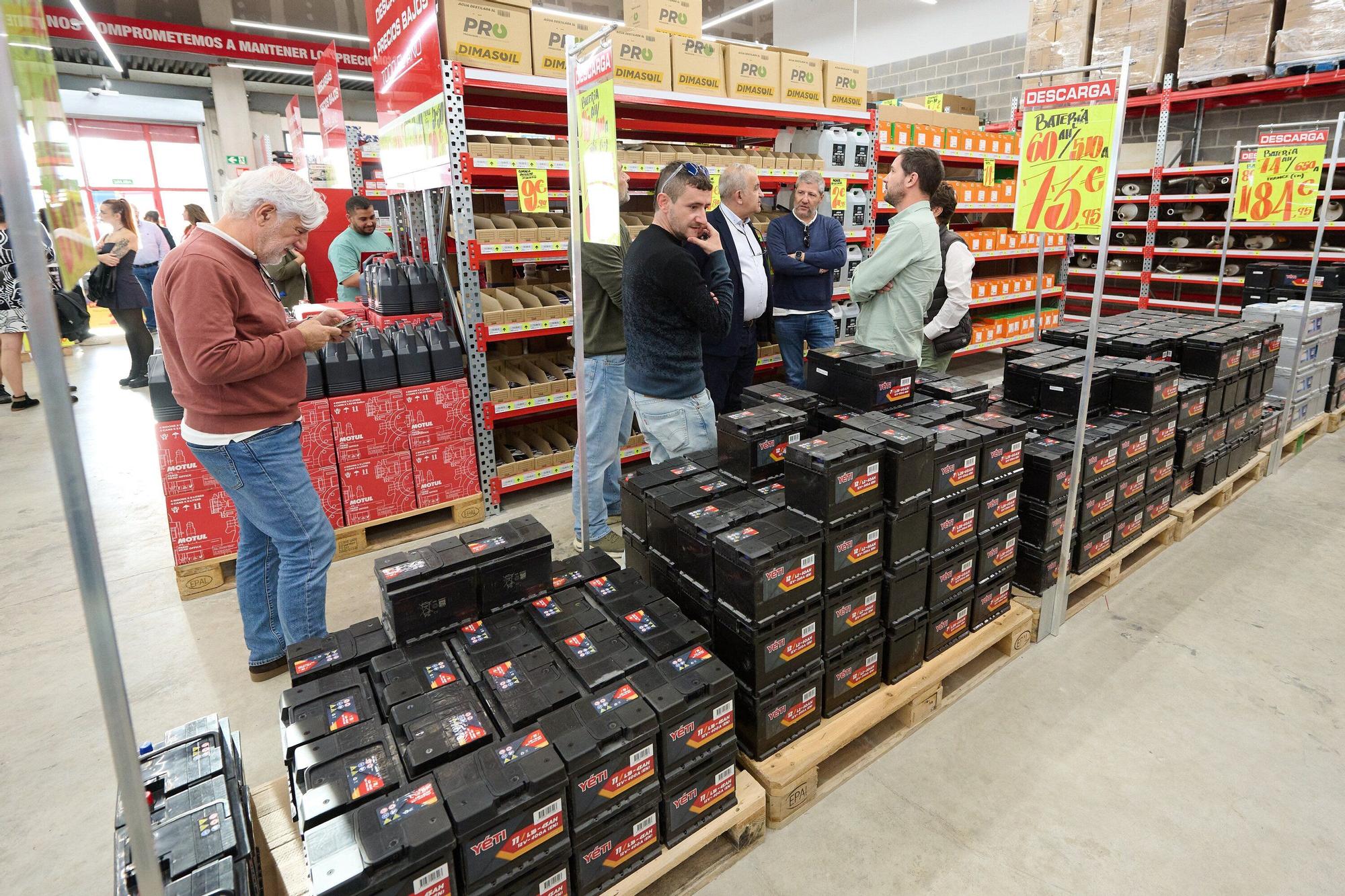 Fotos de la inauguración oficial de la nueva tienda de Carter-Cash en Pamplona