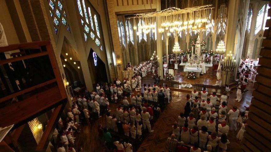 Celebración en fiestas dentro de la basílica.