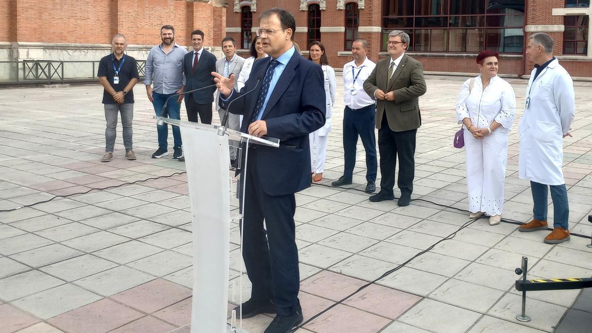 El consejero de Salud, Alberto Martínez, en el hospital de Basurto.