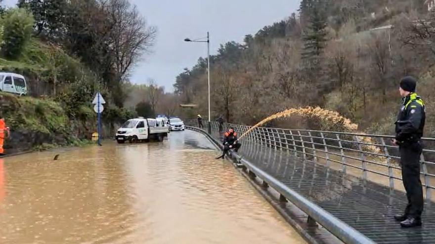 Labores de vaciar carretera llena de agua en Barakaldo