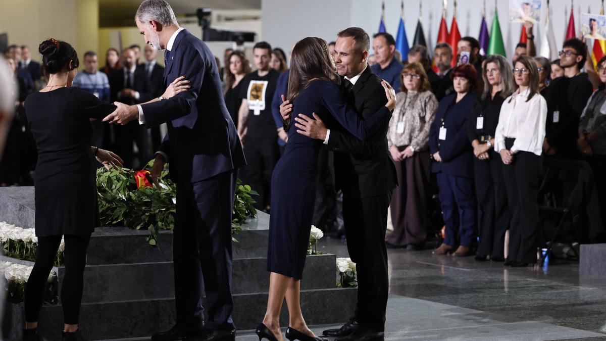 Felipe VI y Letizia junto a los familiares de las víctimas de la dana durante el funeral de Estado